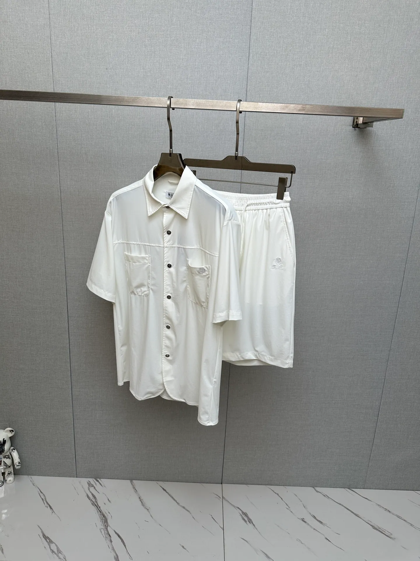 The LP New Arrival casual suit has exquisite and high-end details and a full sense of luxury. Customized Premium fabric, the upper body is crisp and stylish, comfortable and not tight. The clean and neat tailoring is full of urban style. You will feel good when you wear it. It is the first choice for Premium fashionistas. The upper body effect is super good! Sizes:M-3XL